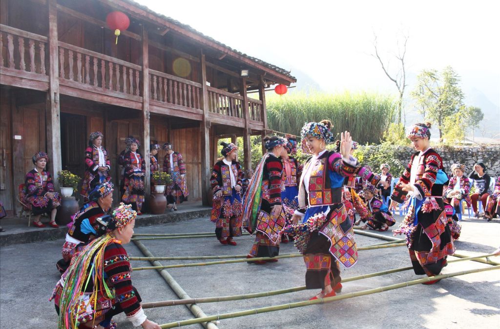 Người Lô Lô biểu diễn điệu múa truyền thống trong lễ hội
