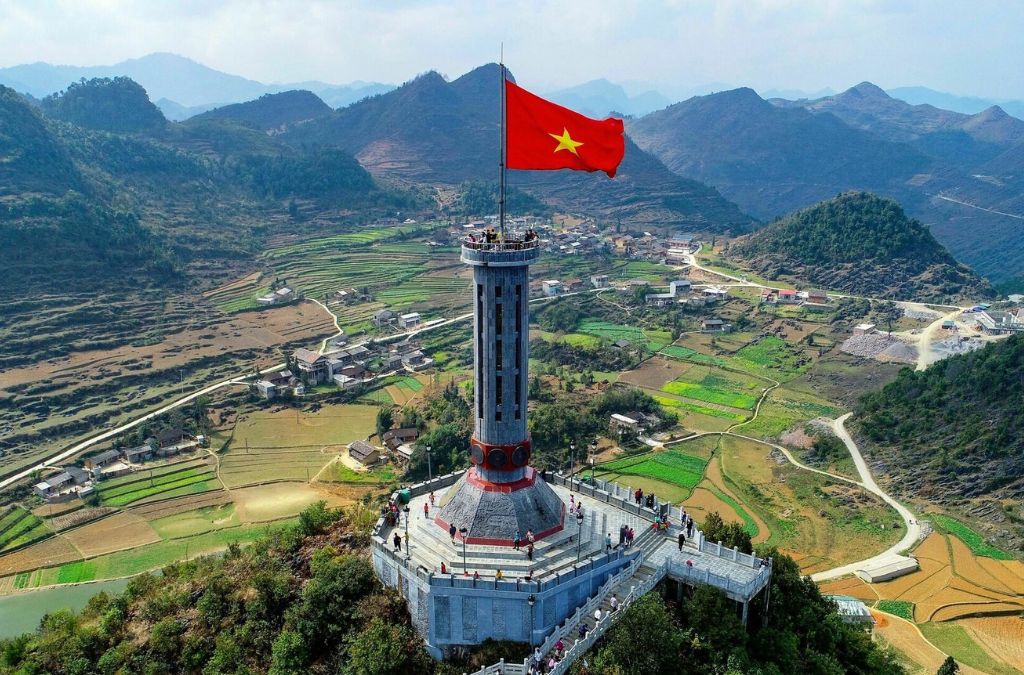 Cột cờ Lũng Cú trên đỉnh núi Rồng nhìn từ trên cao