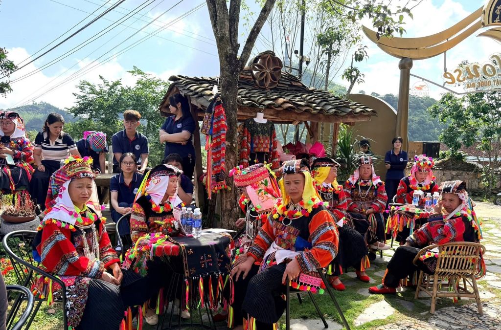 Phụ nữ Lô Lô mặc trang phục thổ cẩm truyền thống