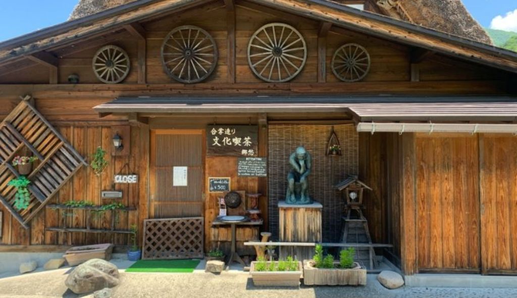 Cửa hàng cafe Shinkado phong cách truyền thống tại làng Shirakawa