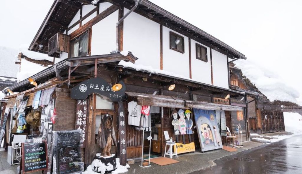 Cửa hàng lưu niệm Kataribe ở làng Shirakawa