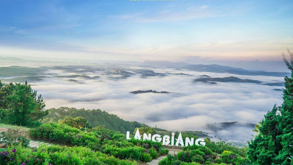 Đỉnh núi Langbiang cao 2.167m.