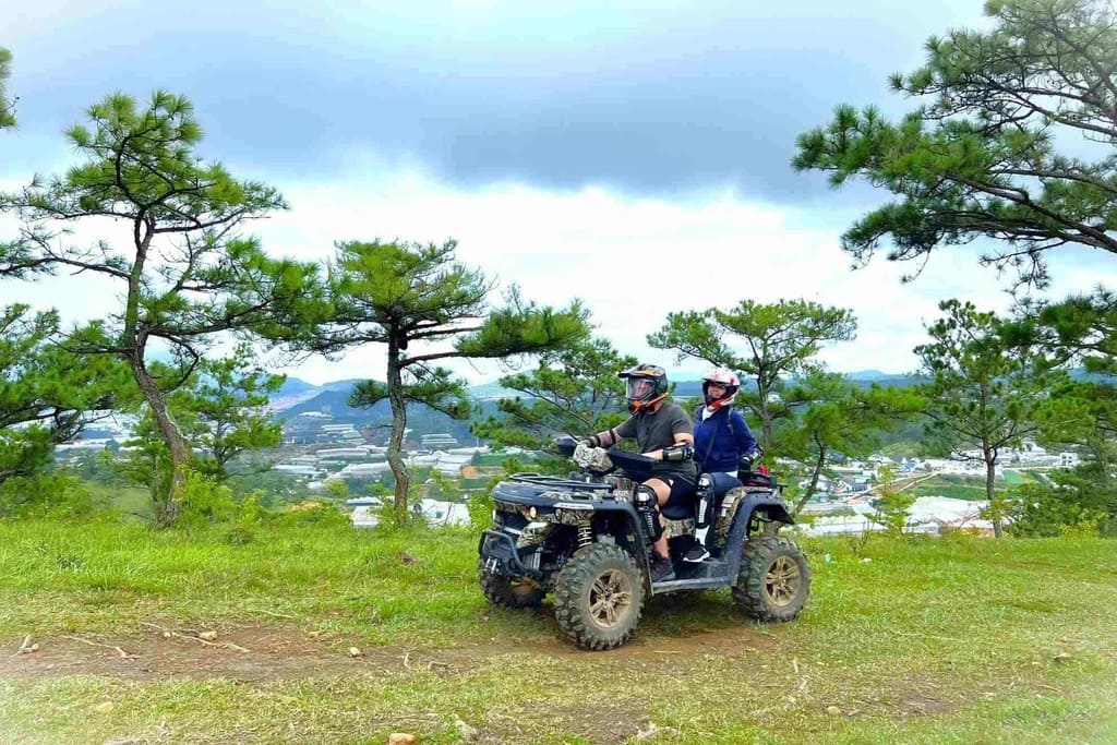 lái xe ATV khám phá rừng thông Langbiang