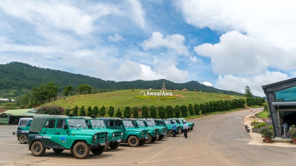 Xe Jeep chinh phục đồi Radar của núi Langbiang