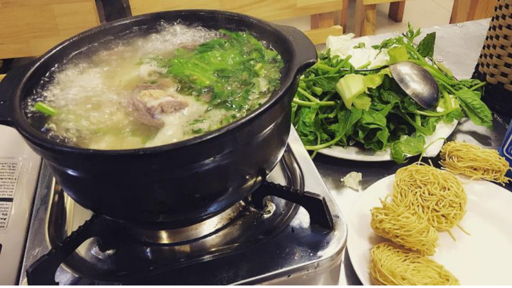 Quán Hạnh nổi tiếng với nồi lẩu bò