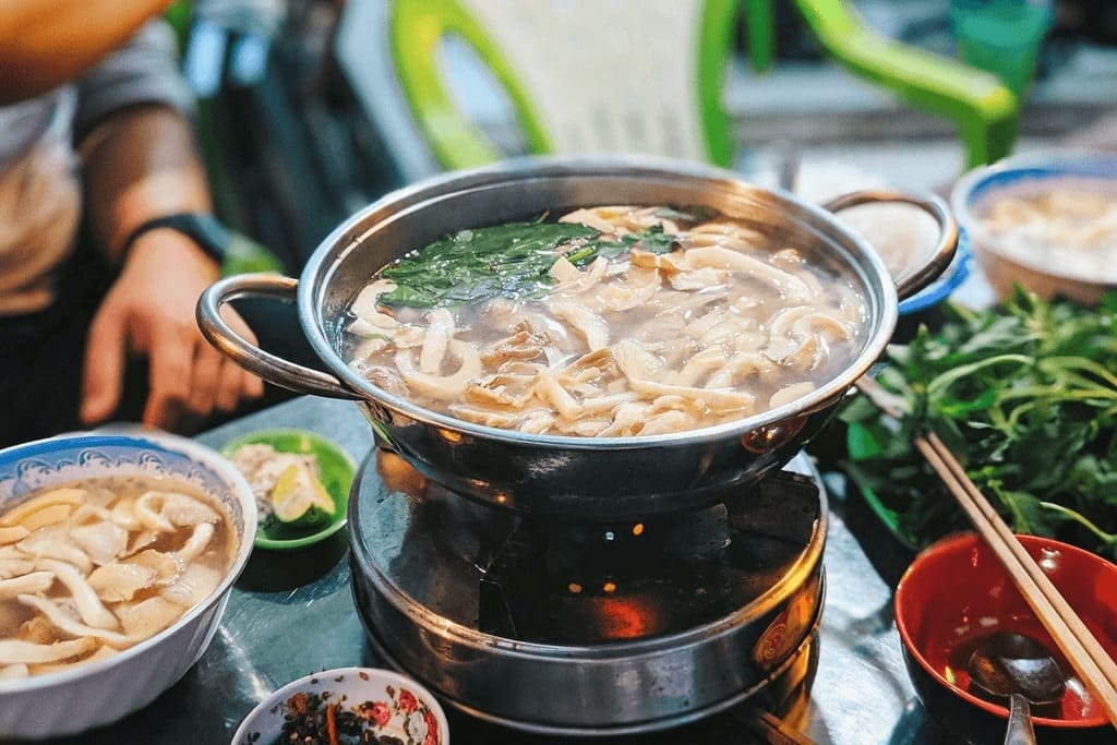 Nồi lẩu gà lá é Đà Lạt với gà ta, măng chua và ớt xiêm