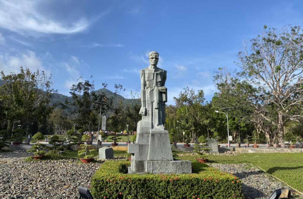 Tượng đài tại Nghĩa trang Hàng Dương, Côn Đảo