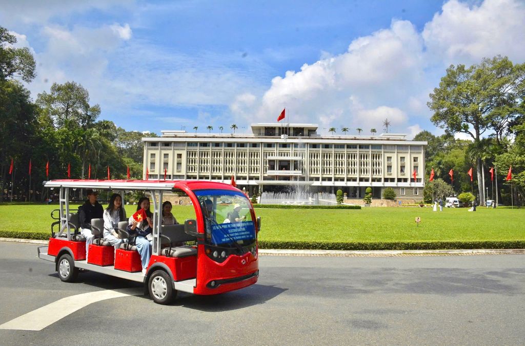 Xe buýt điện trước Dinh Độc Lập tại TP.HCM