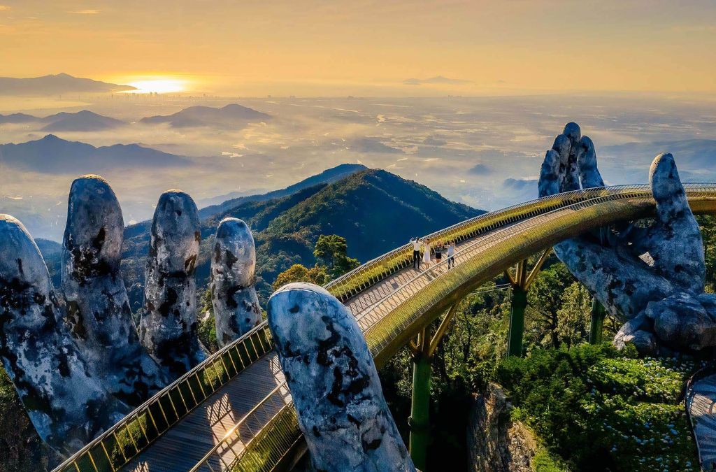 Cầu Vàng trên đỉnh Bà Nà Hills, Đà Nẵng