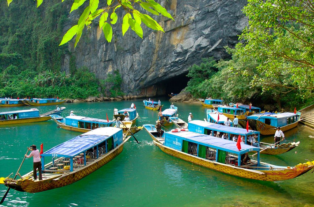 Thuyền tham quan trước cửa động Phong Nha