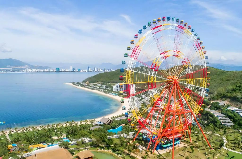 Vòng quay tại VinWonders Nha Trang nhìn ra vịnh biển