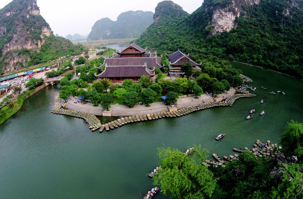 Quần thể Tràng An giữa núi đá vôi Ninh Bình