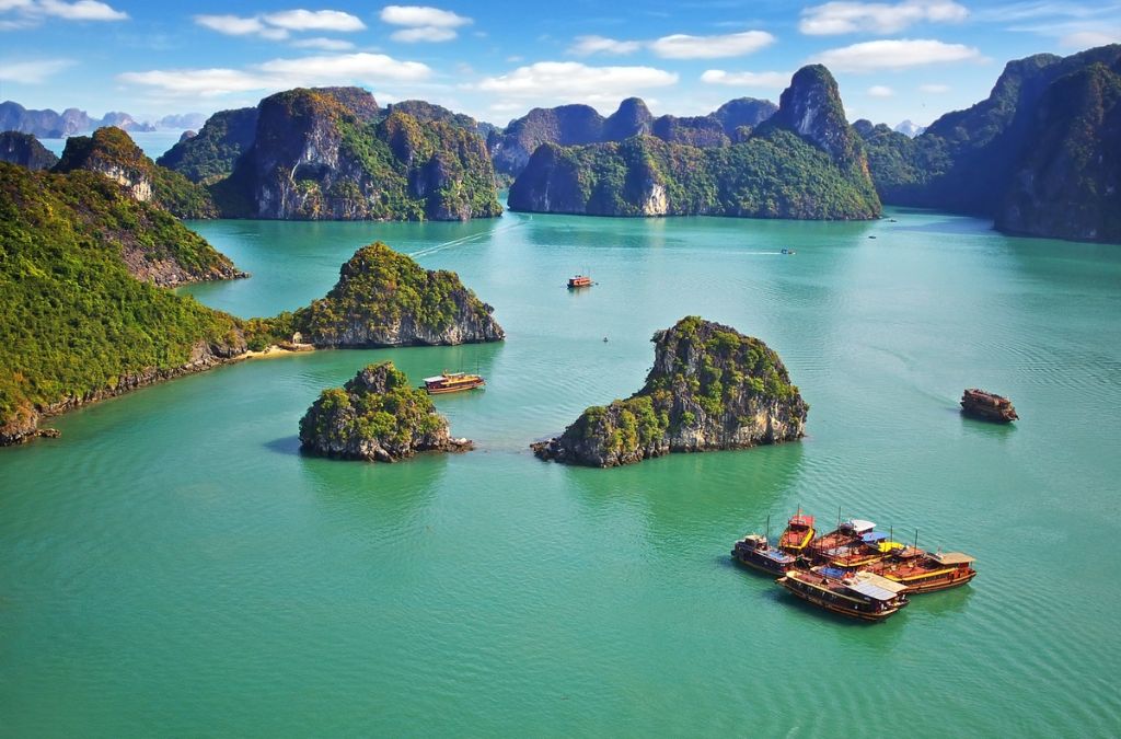 Toàn cảnh vịnh Hạ Long với các đảo đá vôi