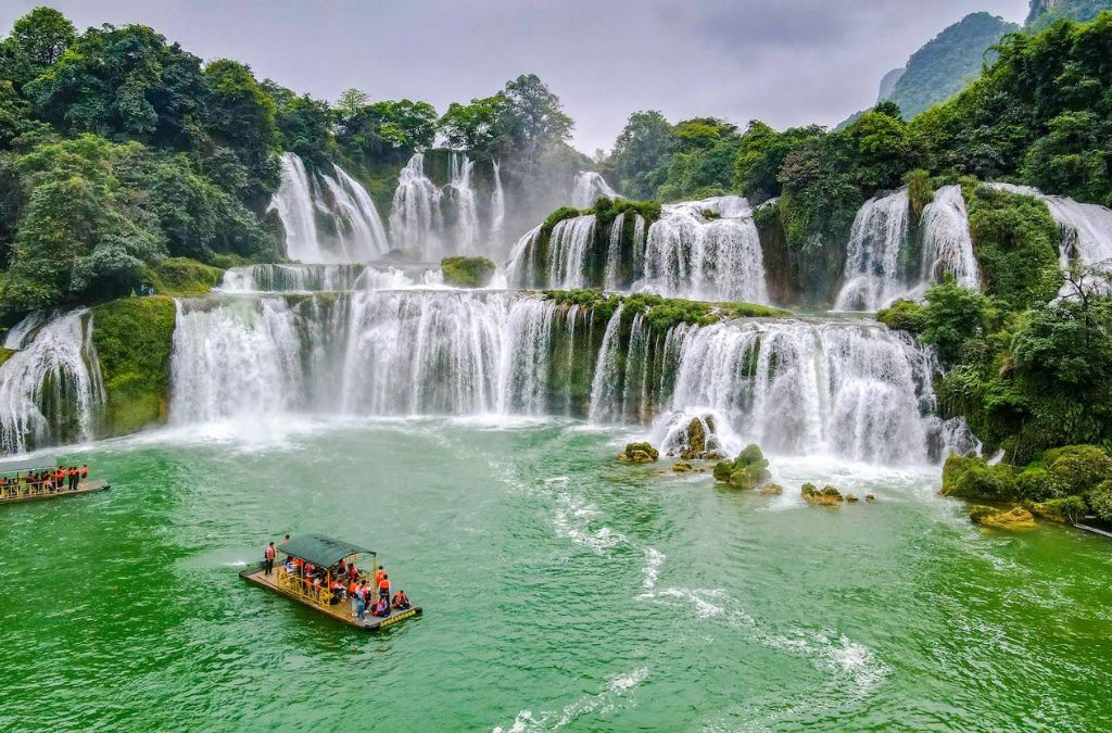 Thác Bản Giốc với bè tre trên dòng Quây Sơn