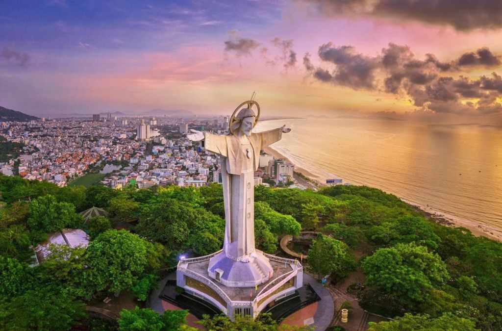 Tượng Chúa Kitô trên Núi Nhỏ nhìn ra biển Vũng Tàu