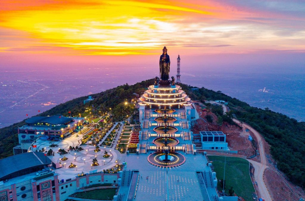 Đỉnh núi Bà Đen và tượng Phật nhìn từ trên cao