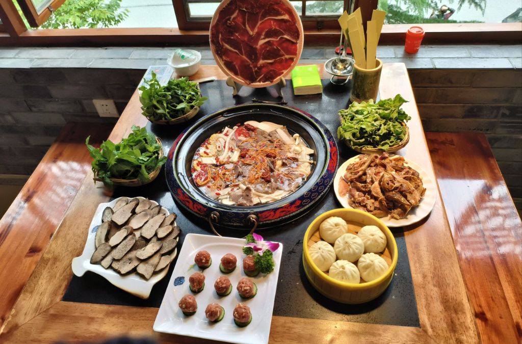 Lẩu bò yak và các món ăn kèm tại Lệ Giang