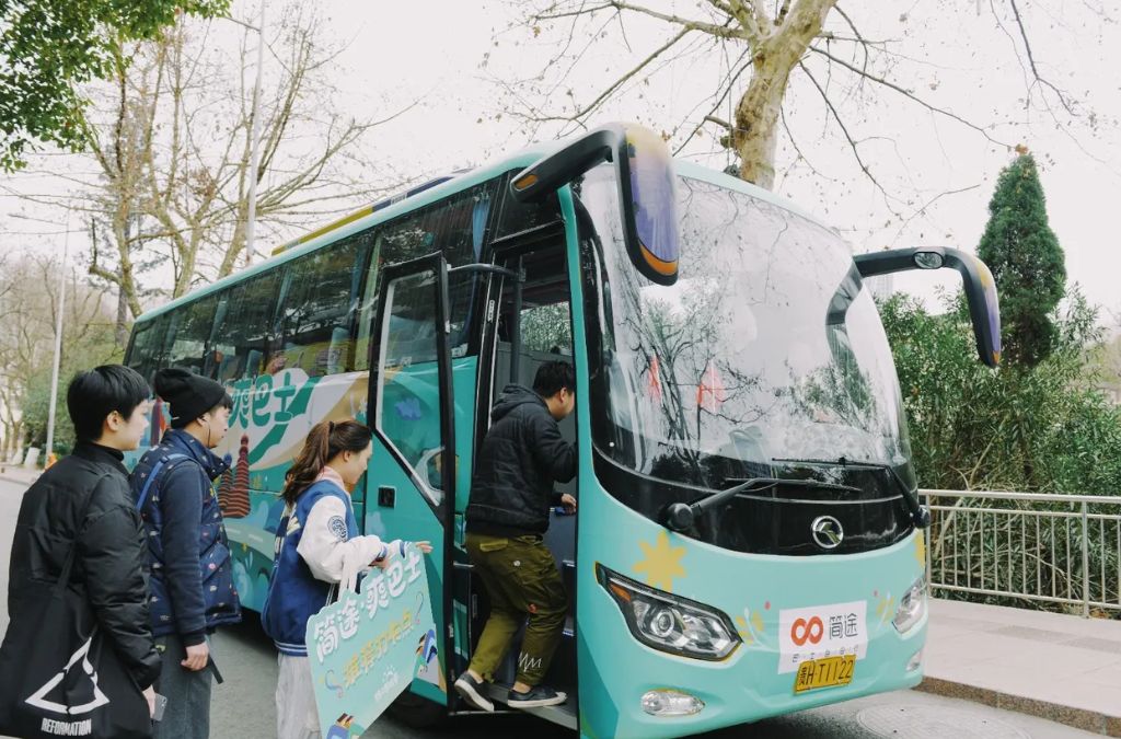 Xe khách đưa khách tham quan đến Lệ Giang