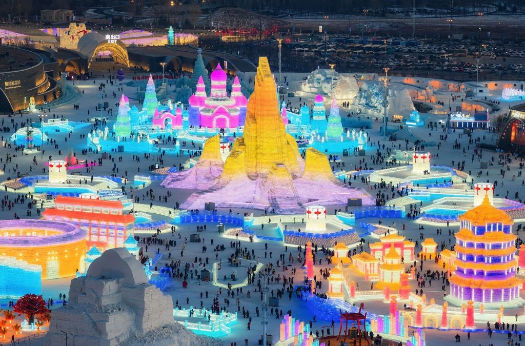 Toàn cảnh Harbin Ice and Snow World rực rỡ với các công trình băng nhiều màu sắc