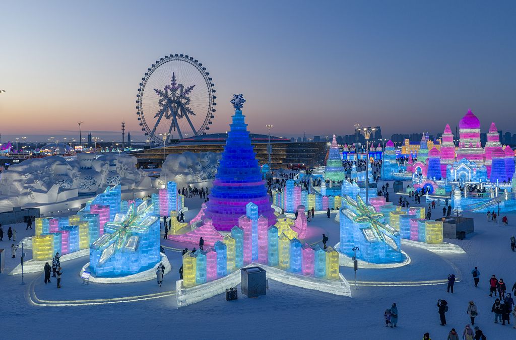Các lâu đài và công trình băng nhiều màu sắc tại Harbin Ice and Snow World