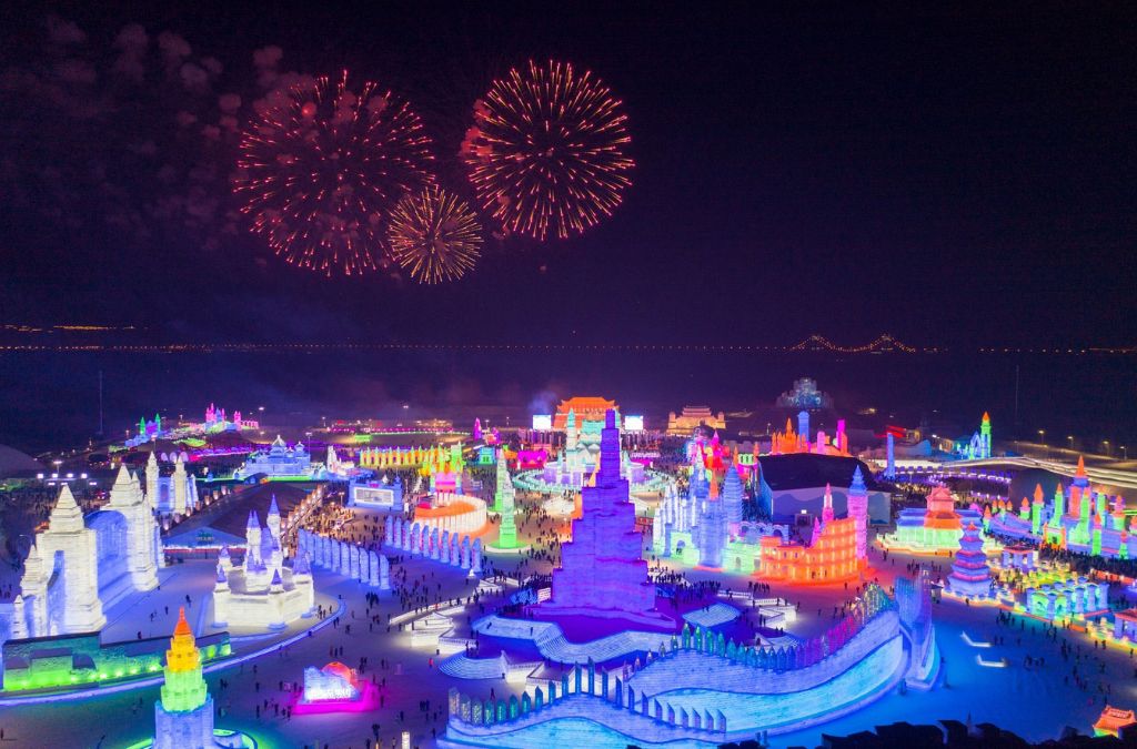 Harbin Ice and Snow World rực sáng dưới pháo hoa vào ban đêm