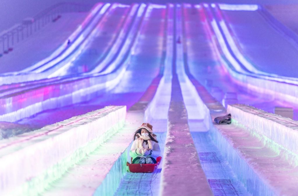 Người chơi trượt trên máng băng tại Harbin Ice and Snow World