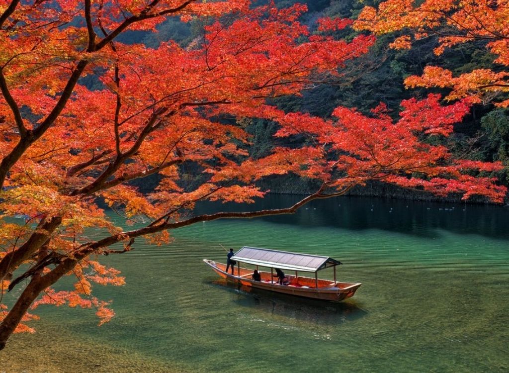 Thuyền giữa mùa thu Kyushu 