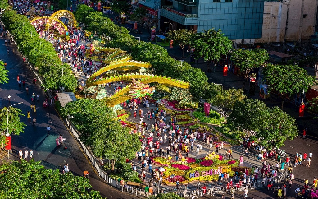 Du xuân ở đường hoa Nguyễn Huệ