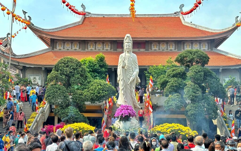 Đi chùa cầu an dịp Tết