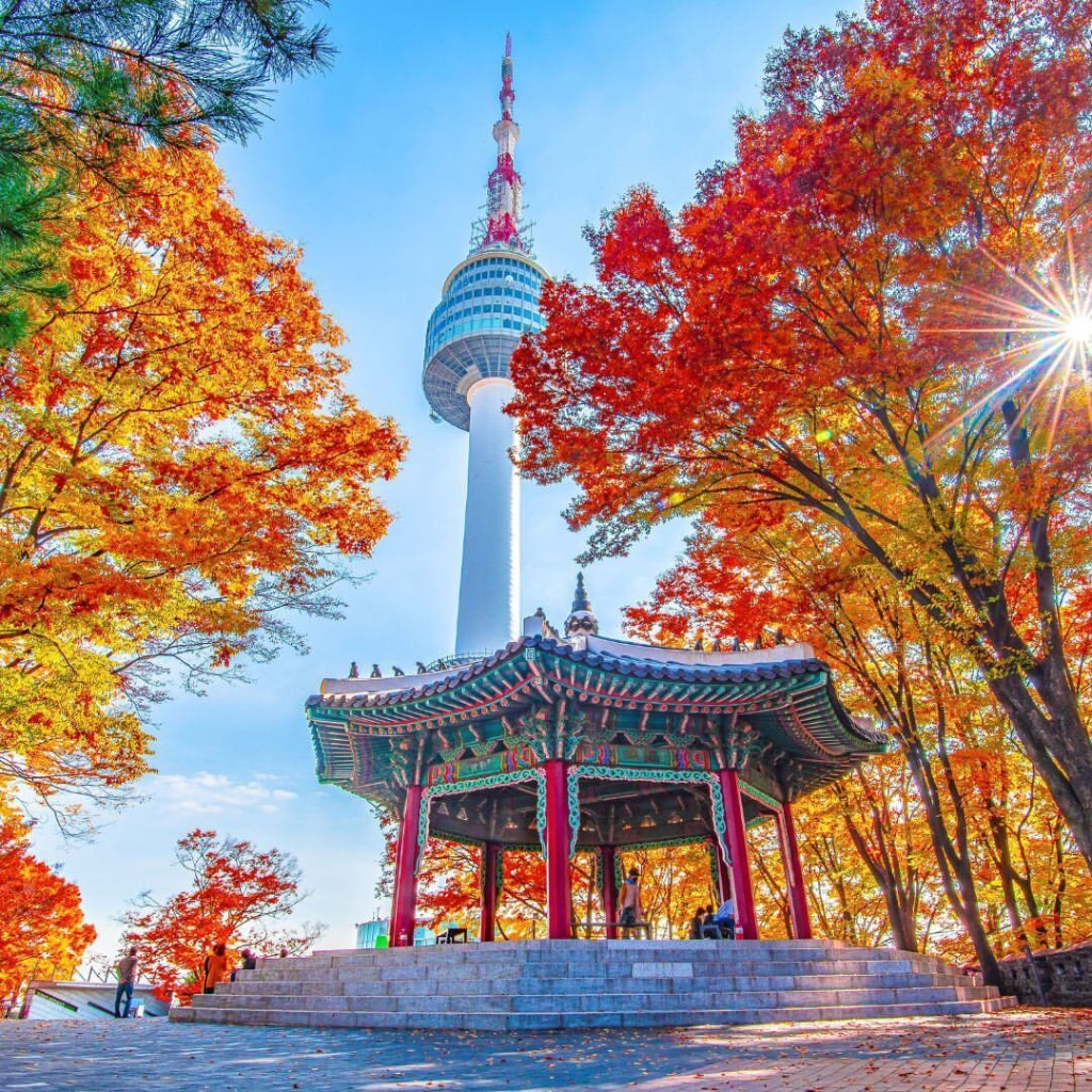 Tháp Namsan giữa mùa thu
