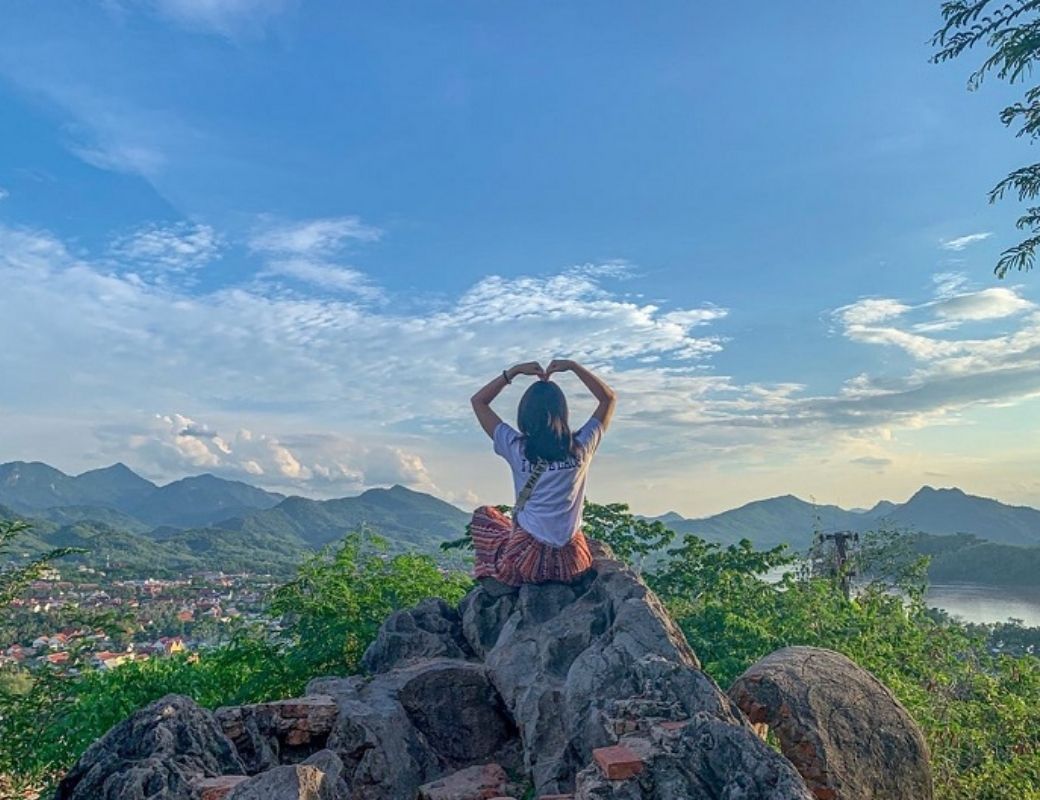Góc nhìn từ đỉnh núi Phousi bao quát phố cổ và sông Mekong.