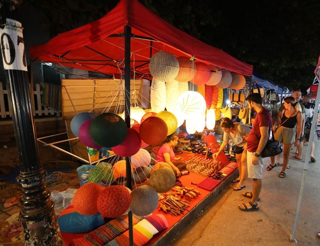 Các gian hàng bày bán đồ thủ công tại chợ đêm Luang Prabang.