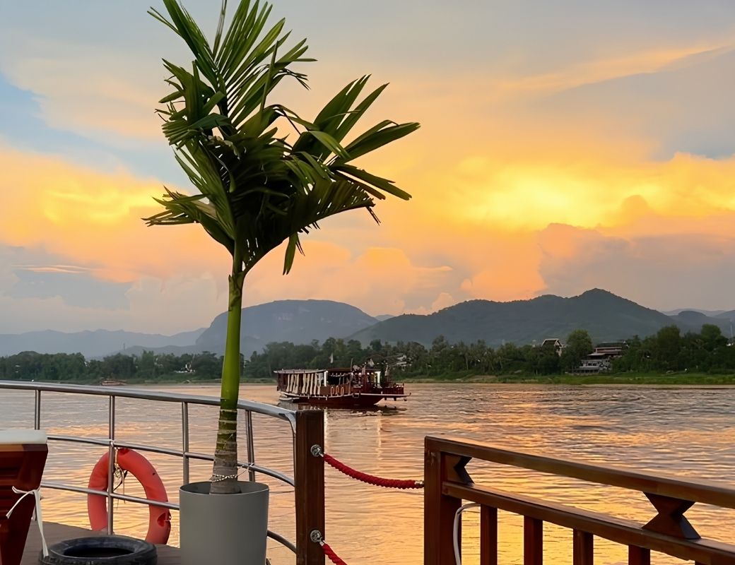 Thuyền gỗ xuôi dòng Mekong ngắm hoàng hôn tại Luang Prabang.