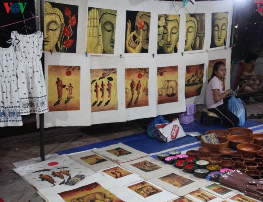 Tranh in và sản phẩm thủ công truyền thống tại Luang Prabang.
