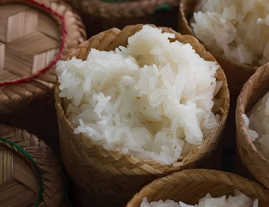 Giỏ xôi nếp Lào Khao Niew với những hạt nếp trắng dẻo mềm.