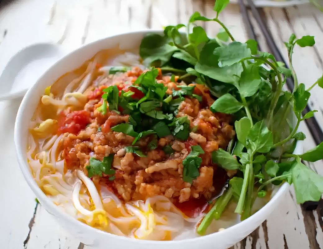 Tô Khao Soi Lào với bánh phở tươi và sốt thịt băm đỏ.