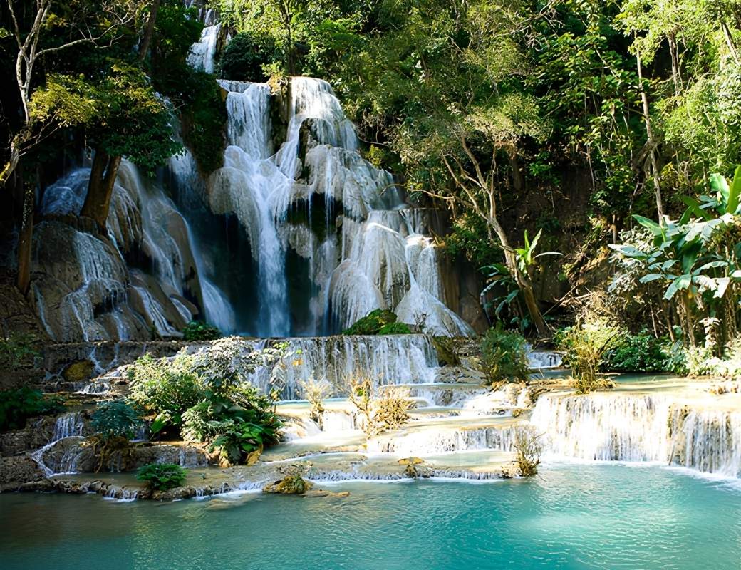 Thác Kuang Si với dòng nước xanh ngọc và tầng đá tự nhiên ở Luang Prabang.