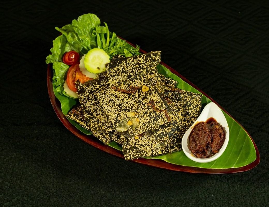 Những miếng rêu sông Khai Paen chiên giòn rắc mè rang.