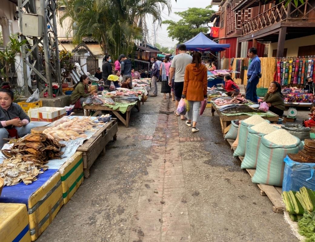 Các sạp hàng thực phẩm tươi tại chợ sáng Morning Market.