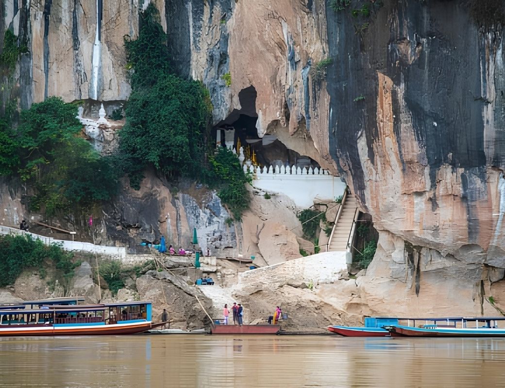 Các pho tượng Phật bên trong động Pak Ou.