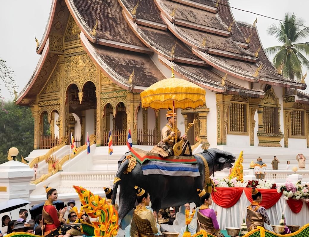 Đoàn người diễu hành trên đường phố trong lễ hội Bunpimay ở Lào.