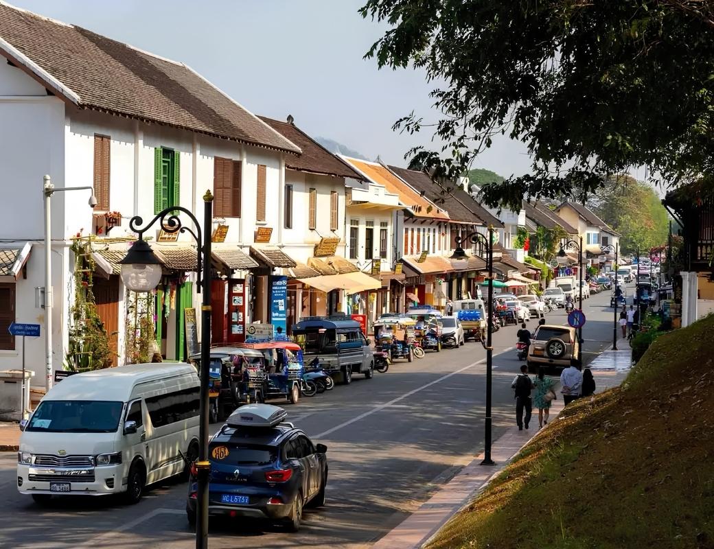 Các phương tiện lưu thông trên đường phố ở Luang Prabang, Lào.