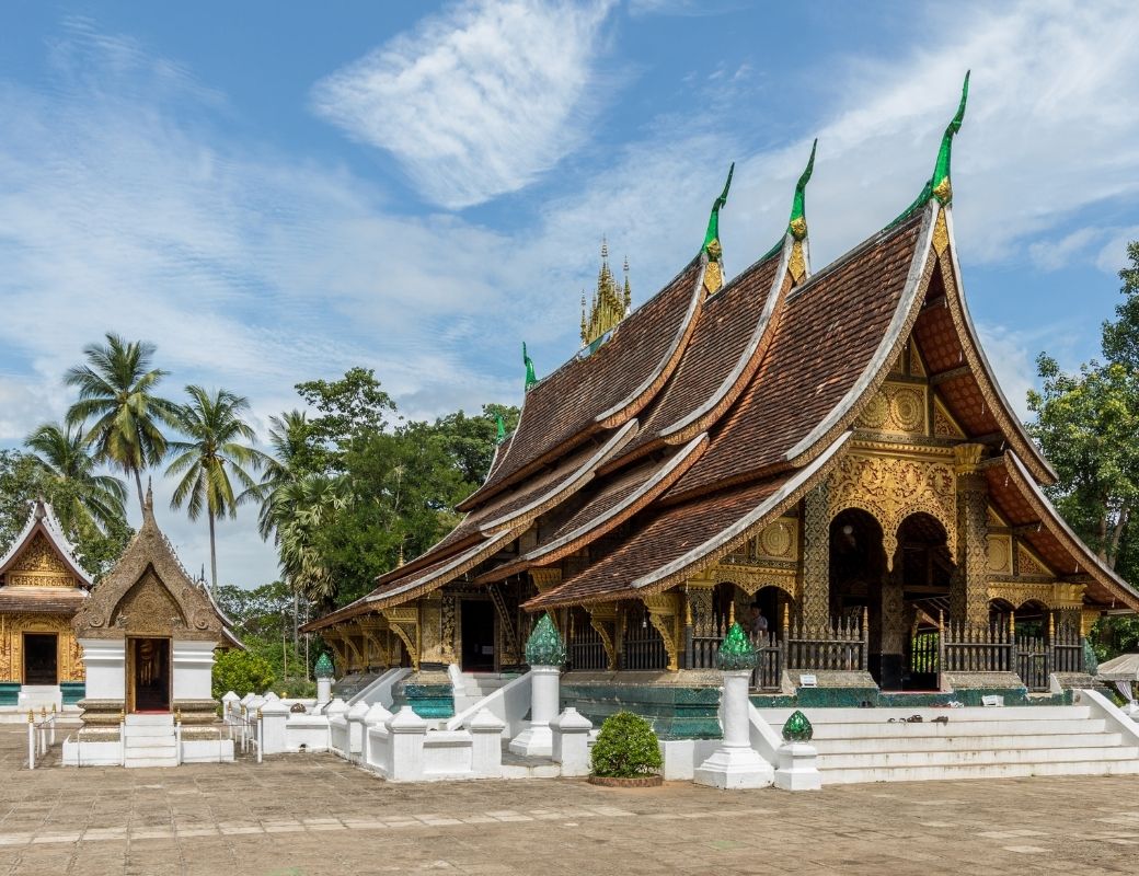 Chánh điện chùa Wat Xieng Thong với mái ngói truyền thống.