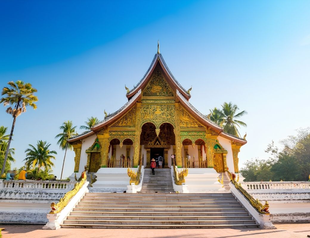 Mặt tiền Cung điện Hoàng gia giữa khuôn viên xanh.