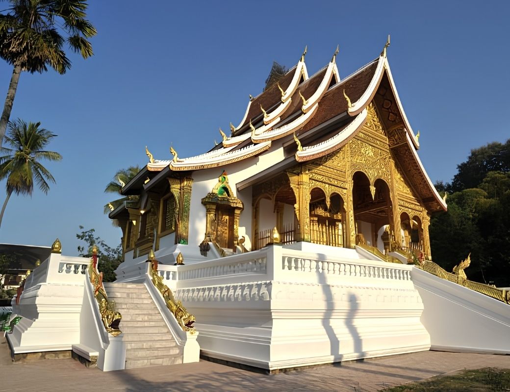 Kiến trúc mái nhiều tầng của chùa Wat Mai.