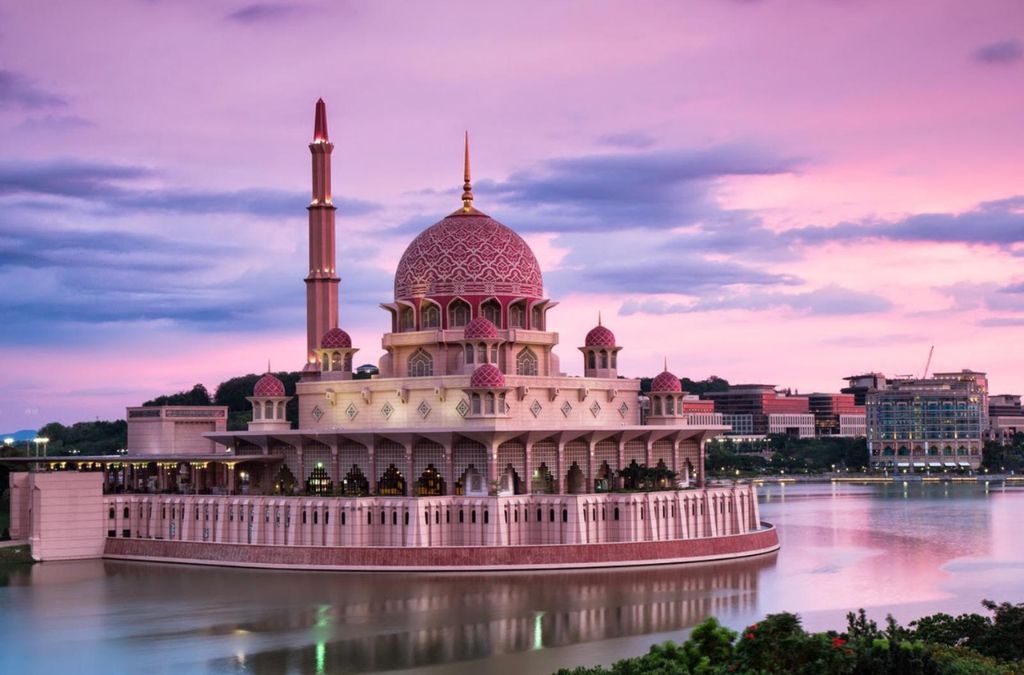 Thánh đường Hồi giáo Putra bên hồ Putrajaya lúc hoàng hôn