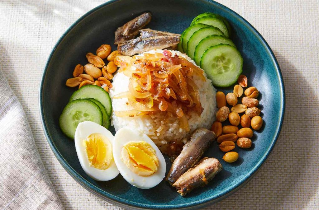 Cơm Nasi Lemak ăn cùng trứng, cá cơm, lạc và dưa chuột