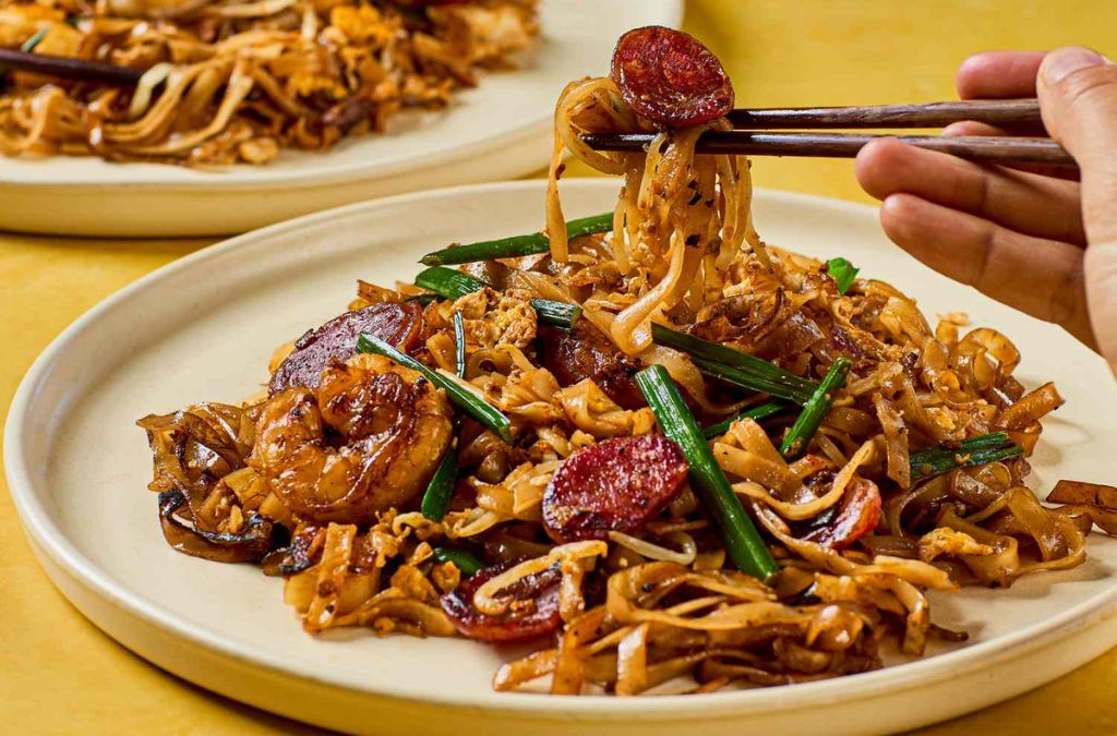 Đĩa Char Kway Teow xào với tôm, trứng và giá đỗ