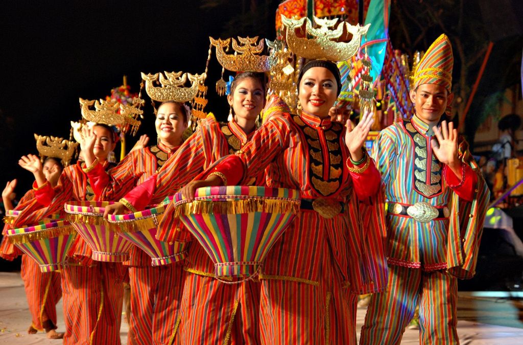 Nhóm nghệ sĩ biểu diễn trong trang phục truyền thống Malaysia