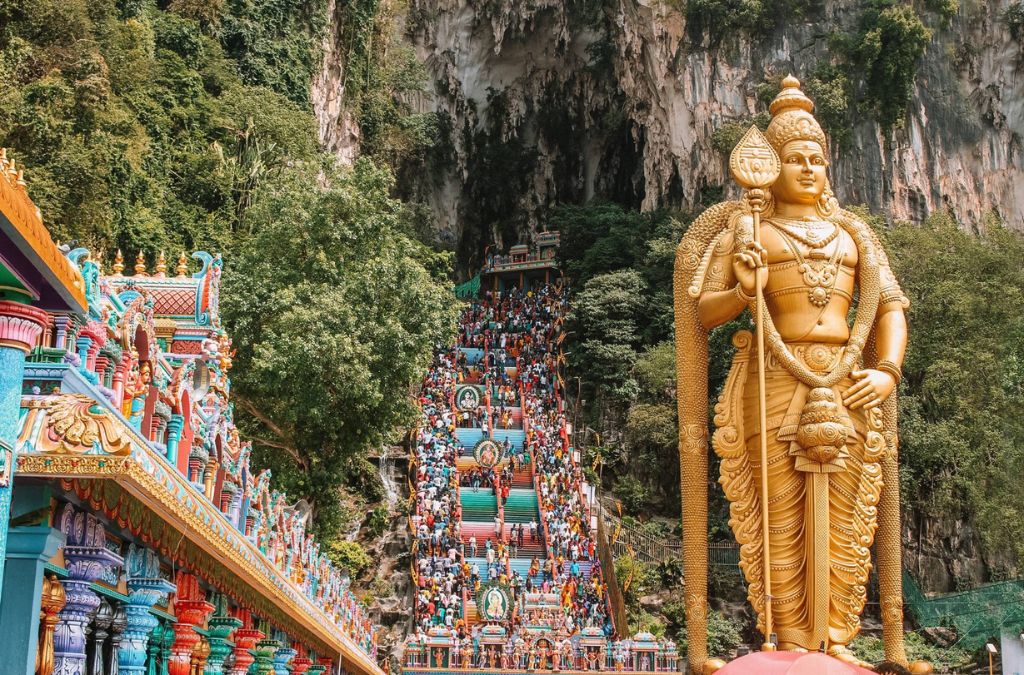 Tượng thần Murugan và cầu thang nhiều màu tại Batu Caves